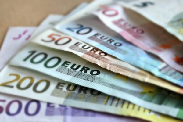 UE a limitat plățile cash. Suma maximă pe care o mai poți achita în numerar