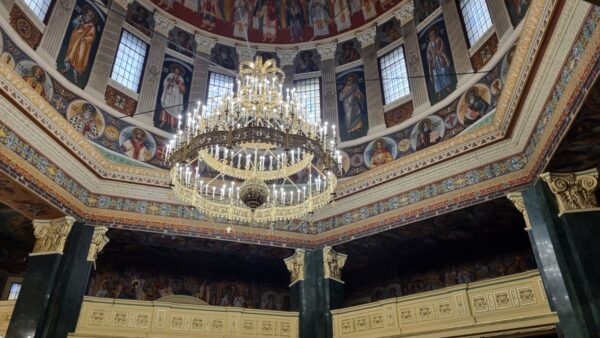 Din Rusia la Catedrala Mică din Târgu Mureș: Candelabru impresionant de 3,7 metri diametru și coroană regală